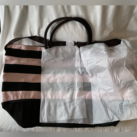 NWT Victoria’s Secret Weekender Tote Black and Pink  Expands with shoulder strap - Picture 6 of 15